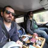 Lorenzo Scaraggi (primo piano) e Peppino Guardapassi (al volante), in viaggio a bordo del Vostok